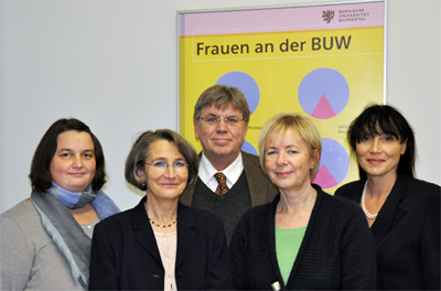 Klick auf das Foto: Größere Version (3000 x 1981 pix; 3,03 MB)<br />Foto Maren Wagner Das Wuppertaler Projektteam (v.l.n.r.): Jennifer Dahmen, Dr. Christel Hornstein, Prof. Dr. Heinz-Reiner Treichel, Dr. Susanne Achterberg und Dr. Iris Koall.