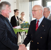 Foto Sebastian Jarych 26 Jahre vertrauensvolle Zusammenarbeit: Michael Kroemer und Altkanzler Dr. Klaus Peters.