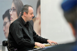 Foto Michael Mutzberg Christoph Spengler, Leiter von UNI-Chor und Orchester, moderierte den Abend musikalisch - u.a. mit dem "Bergischen Heimatlied", "Hier kommt die Maus" und "My Way".