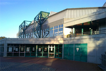 Die Uni-Halle an der Albert-Einstein-Straße.