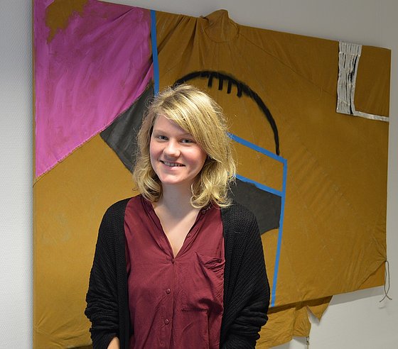 Die Künstlerin Lisa Sinan Mrozinski vor einem ihrer Bilder. Die Künstlerin Lisa Sinan Mrozinski vor einem ihrer Bilder.