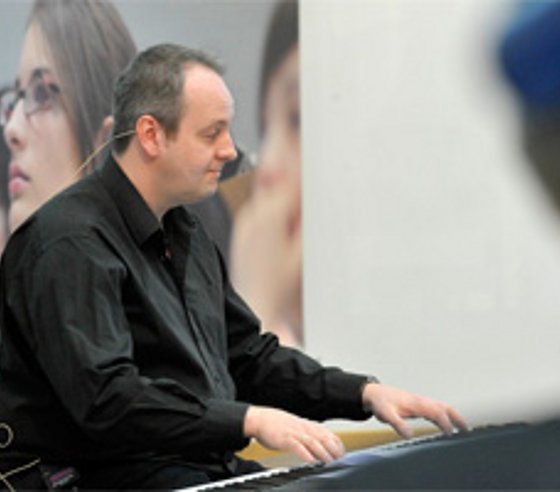 Foto Michael Mutzberg Christoph Spengler, Leiter von UNI-Chor und Orchester, moderierte den Abend musikalisch - u.a. mit dem "Bergischen Heimatlied", "Hier kommt die Maus" und "My Way".
