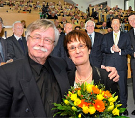 Michael Kroemer mit Ehefrau Katrin und den Festrednern (v.l.n.r.): Prof. Weischenberg, Prof. Pätzold, Prof. Ziegler, Dr.h.c. Beutelmann, Rektor Prof. Koch und OB Peter Jung.
